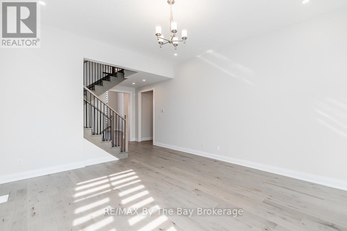 5 Rosanne Circle, Wasaga Beach, Ontario  L9Z 0N4 - Photo 5 - S13042340