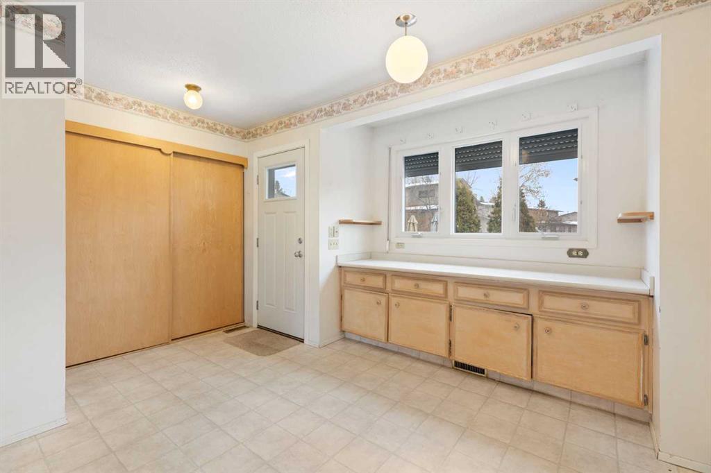 460 Cannington Close SW, Calgary, Alberta  T2W 3G2 - Photo 10 - A2304927