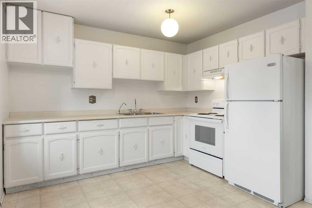 460 Cannington Close SW, Calgary, Alberta  T2W 3G2 - Photo 8 - A2304927