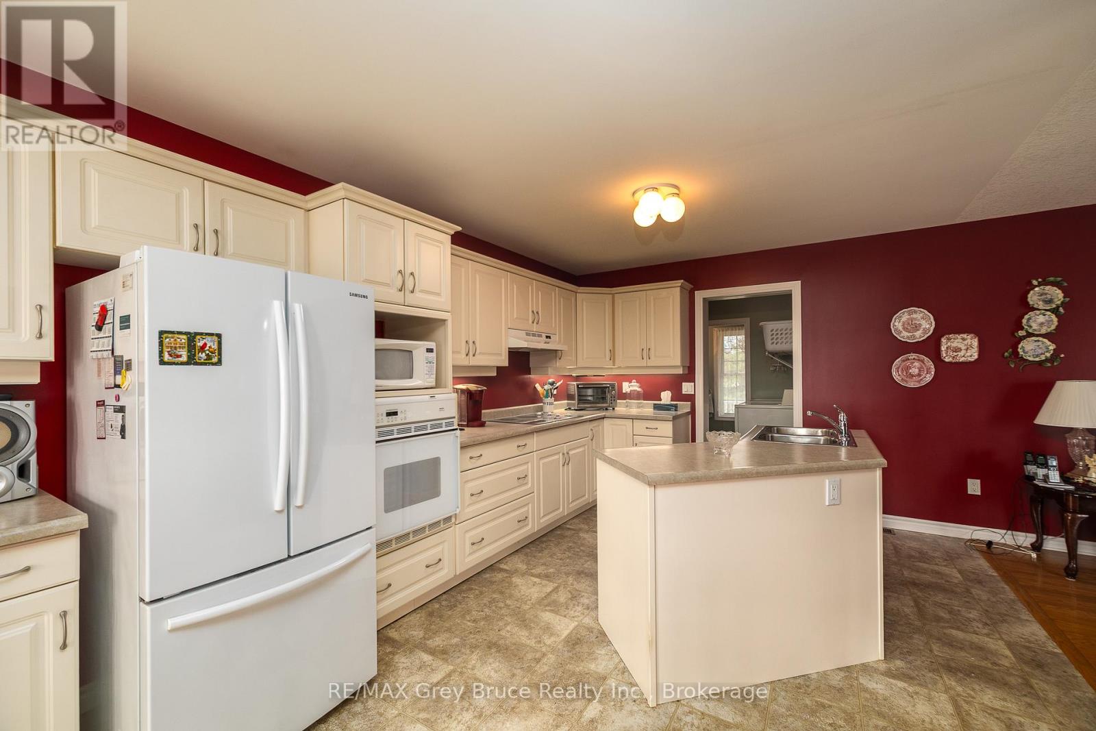 258913 Gordon Sutherland Parkway, Georgian Bluffs, Ontario  N4K 0G3 - Photo 6 - X13042208