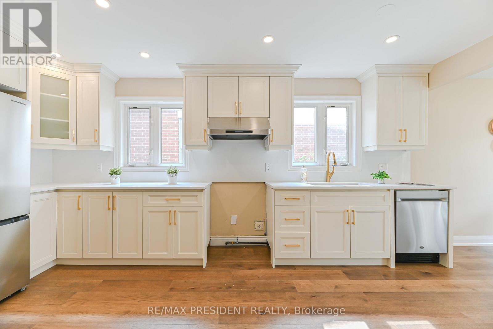 4 Lawnview Court, Brampton, Ontario  L7G 1T4 - Photo 4 - W13036568