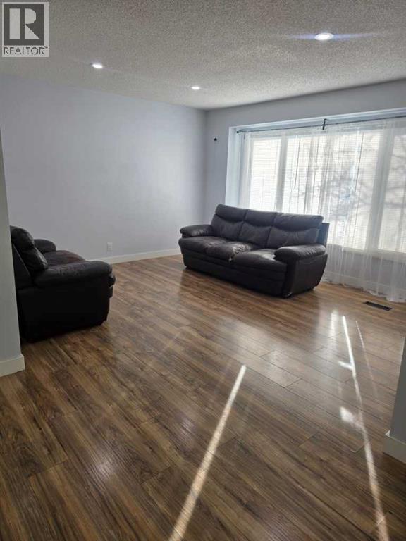 192 Templevale Road NE, Calgary, Alberta  T1Y 4W2 - Photo 5 - A2303895