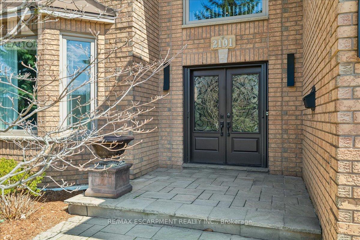 2101 Westoak Trails Boulevard, Oakville, Ontario  L6M 3L2 - Photo 3 - W13042288