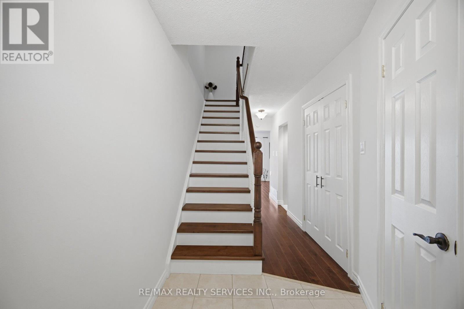 1 - 1 Tara Park Court, Brampton, Ontario  L6V 3E4 - Photo 4 - W13042366