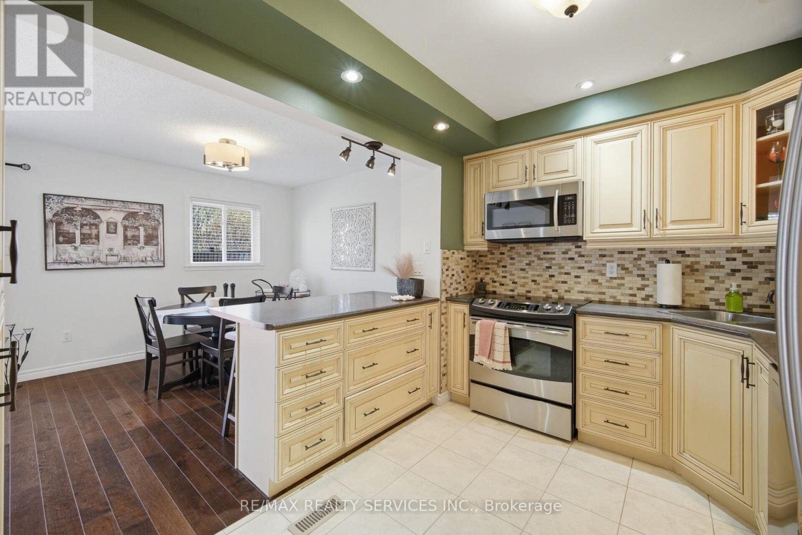 1 - 1 Tara Park Court, Brampton, Ontario  L6V 3E4 - Photo 5 - W13042366