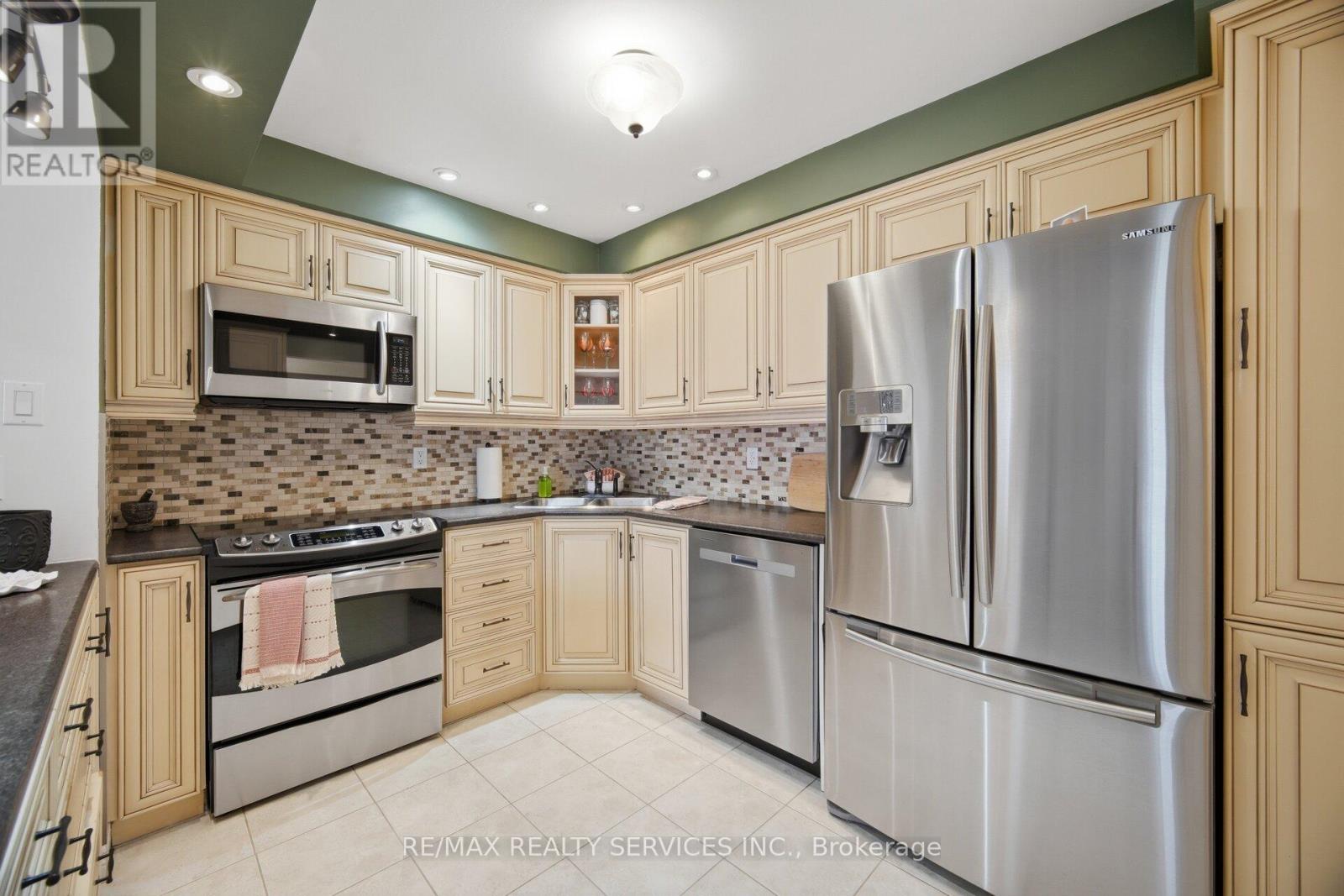 1 - 1 Tara Park Court, Brampton, Ontario  L6V 3E4 - Photo 6 - W13042366