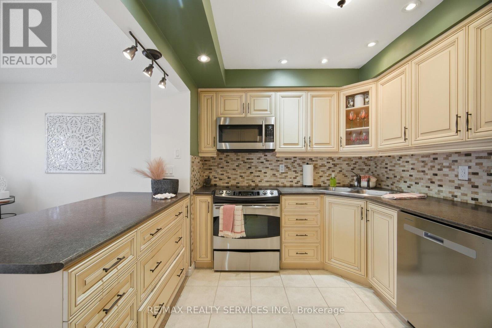 1 - 1 Tara Park Court, Brampton, Ontario  L6V 3E4 - Photo 7 - W13042366