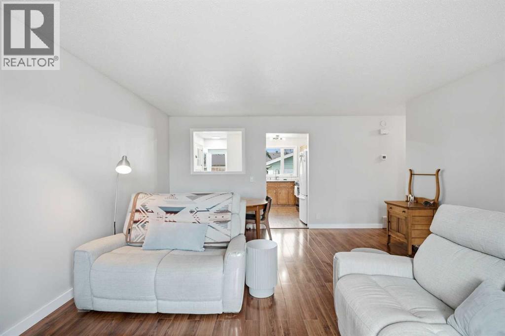 20 Dovely Way Se, Calgary, Alberta  T2B 2K8 - Photo 4 - A2304116