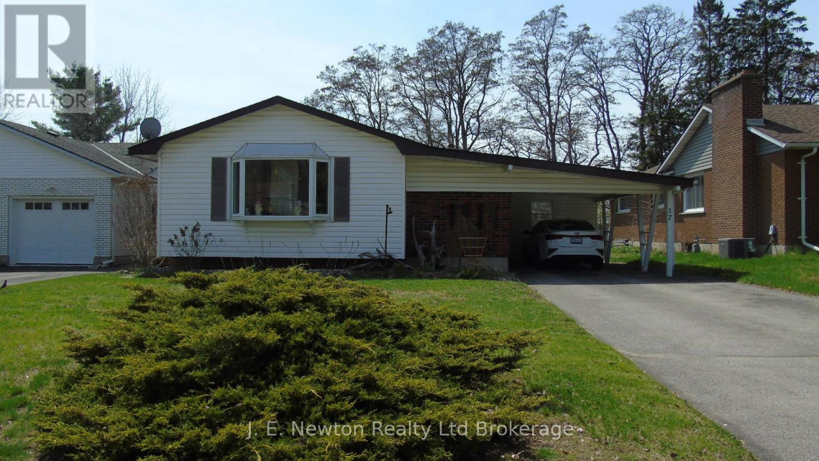 17 Devon Court, Tillsonburg, Ontario  N4G 4K3 - Photo 1 - X13042566