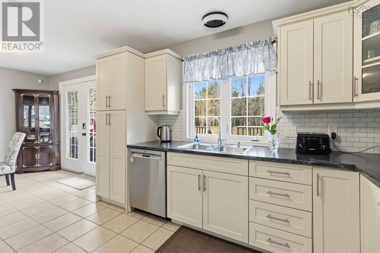 29 Lively Road, Middle Sackville, Nova Scotia  B4E 3A9 - Photo 8 - 202608592