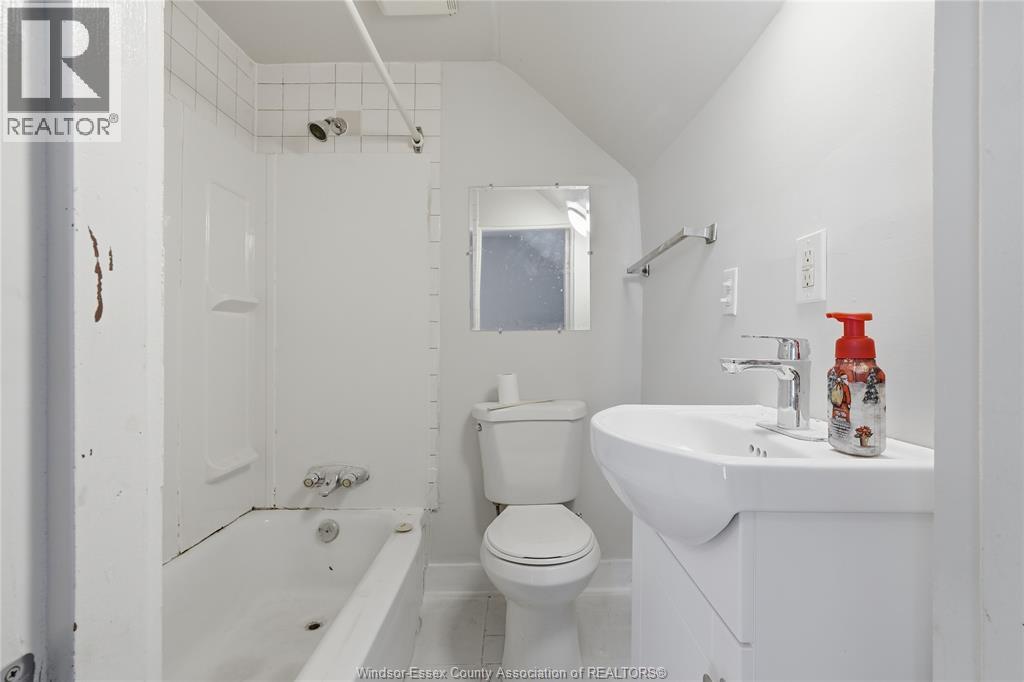 1021 Wellington Avenue, Windsor, Ontario  N9A 5K2 - Photo 11 - 26009173