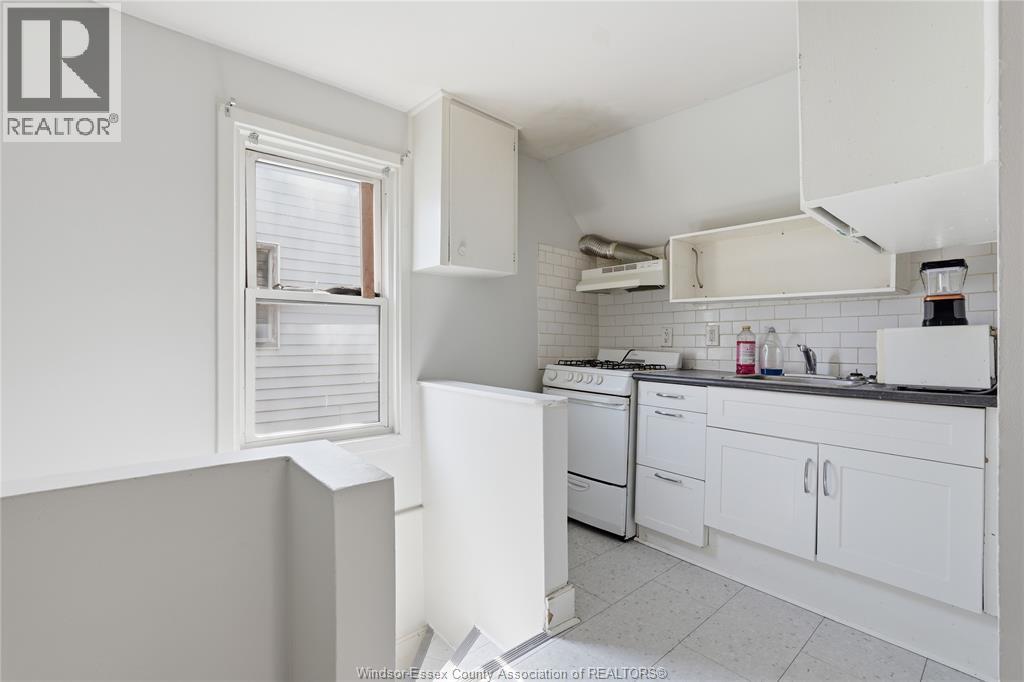 1021 Wellington Avenue, Windsor, Ontario  N9A 5K2 - Photo 5 - 26009173