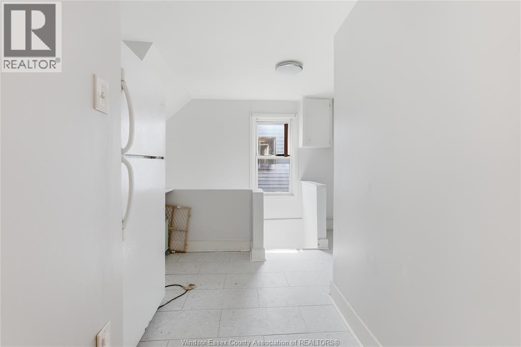 1021 Wellington Avenue, Windsor, Ontario  N9A 5K2 - Photo 6 - 26009173