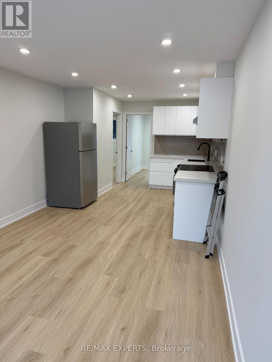 Main - 873 Hollyhill Court, Mississauga, Ontario  L4Y 2E2 - Photo 3 - W13042456