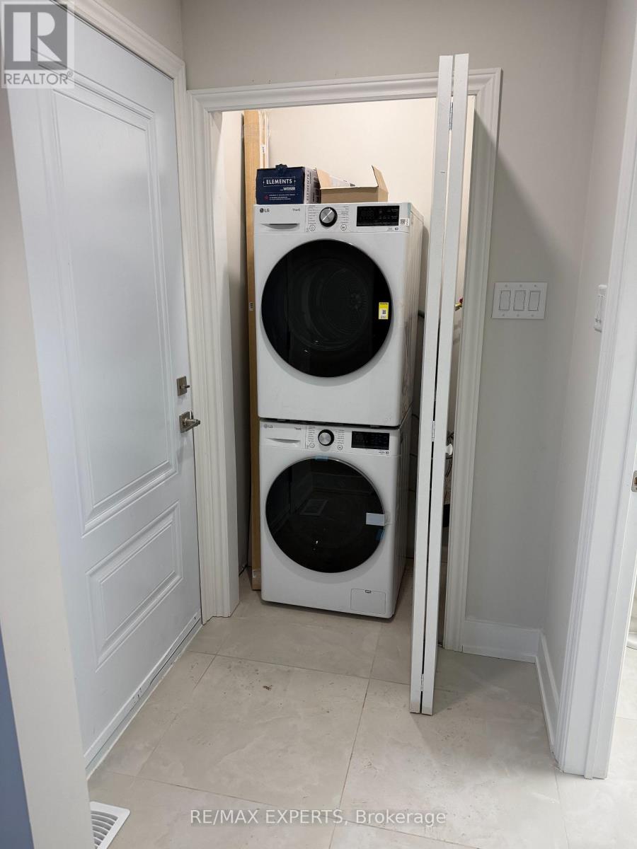 Main - 873 Hollyhill Court, Mississauga, Ontario  L4Y 2E2 - Photo 6 - W13042456