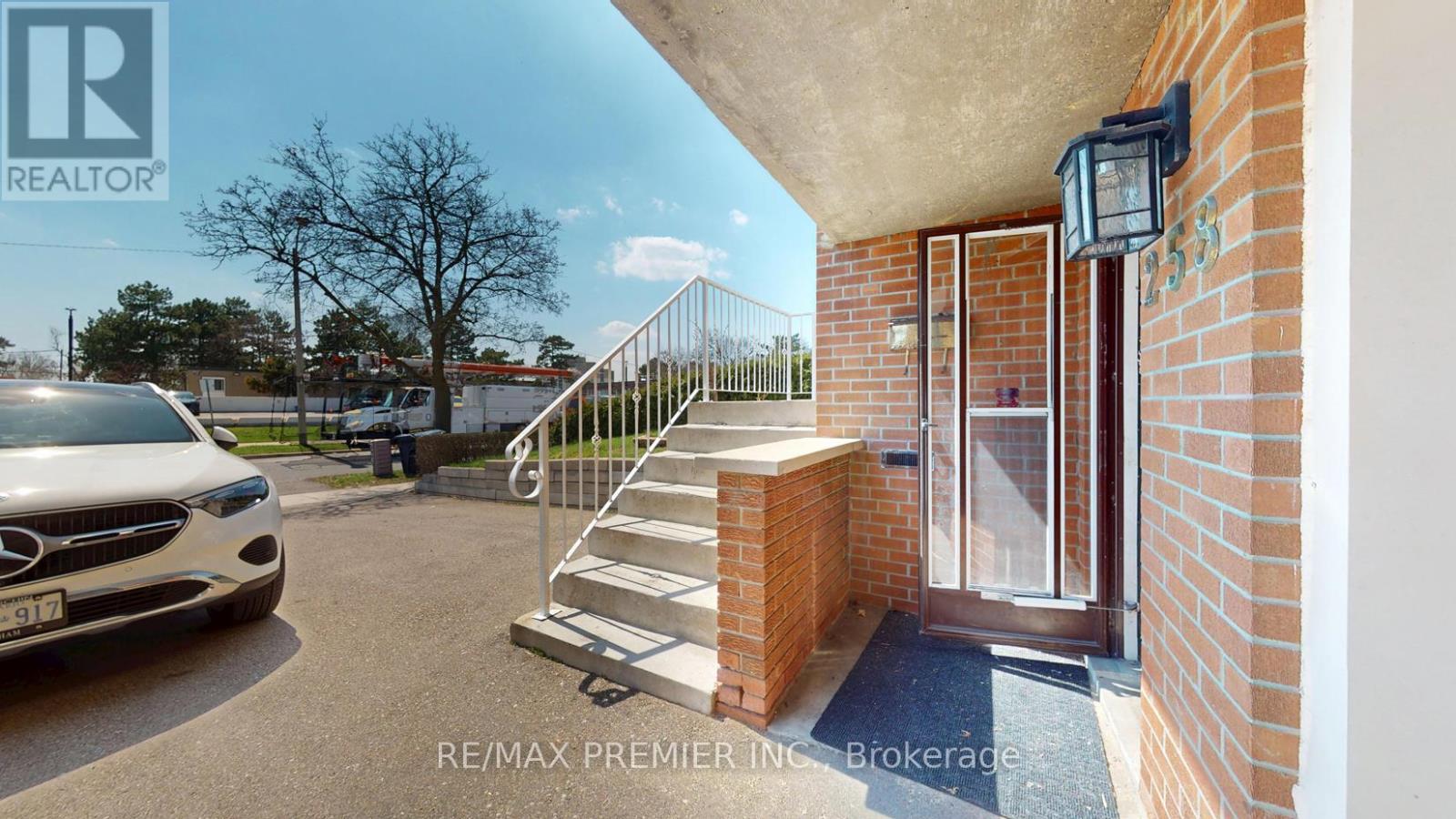 258 Grandravine Drive, Toronto, Ontario  M3N 1J3 - Photo 2 - W13042554