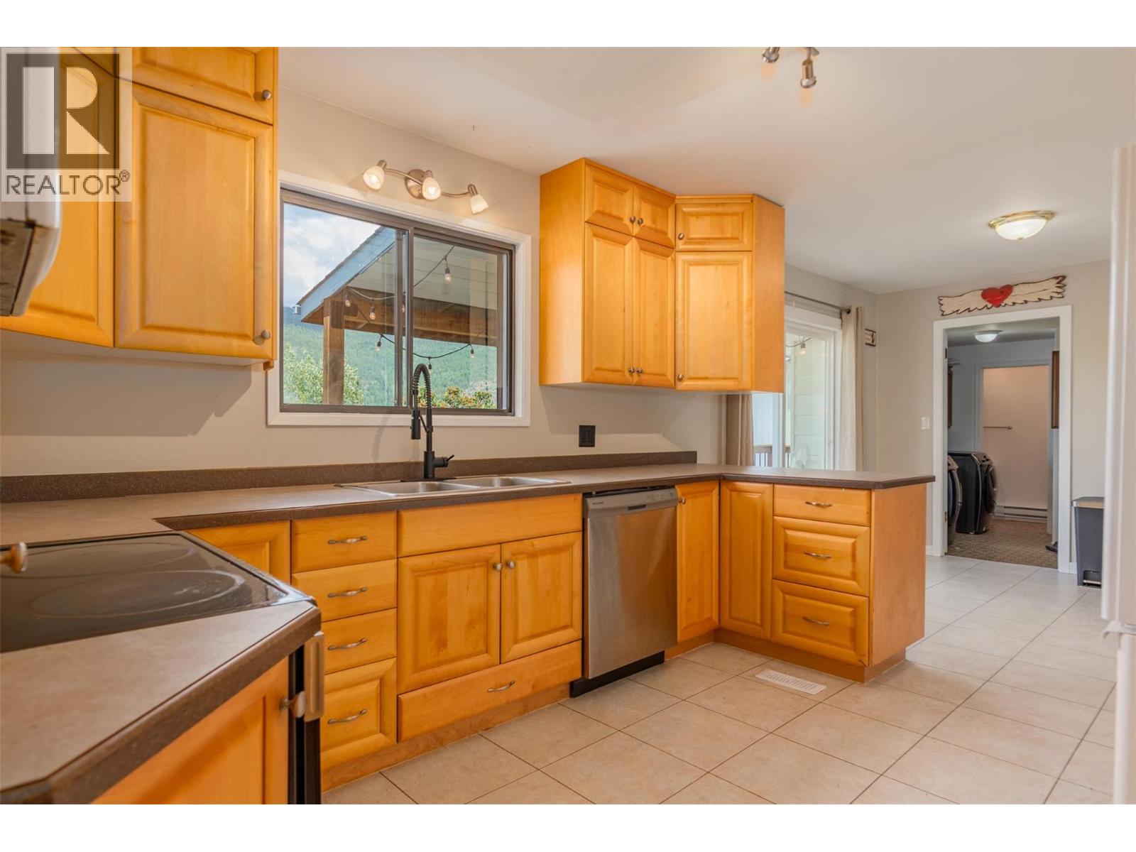 3421 Southridge Drive, Castlegar, British Columbia  V1N 3X7 - Photo 29 - 10384253