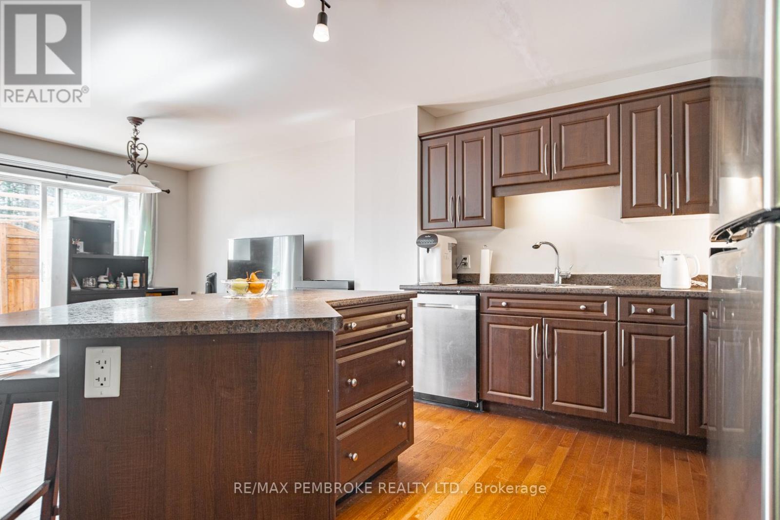 2073 Sandstone Crescent, Petawawa, Ontario  K8H 0B2 - Photo 10 - X13042728