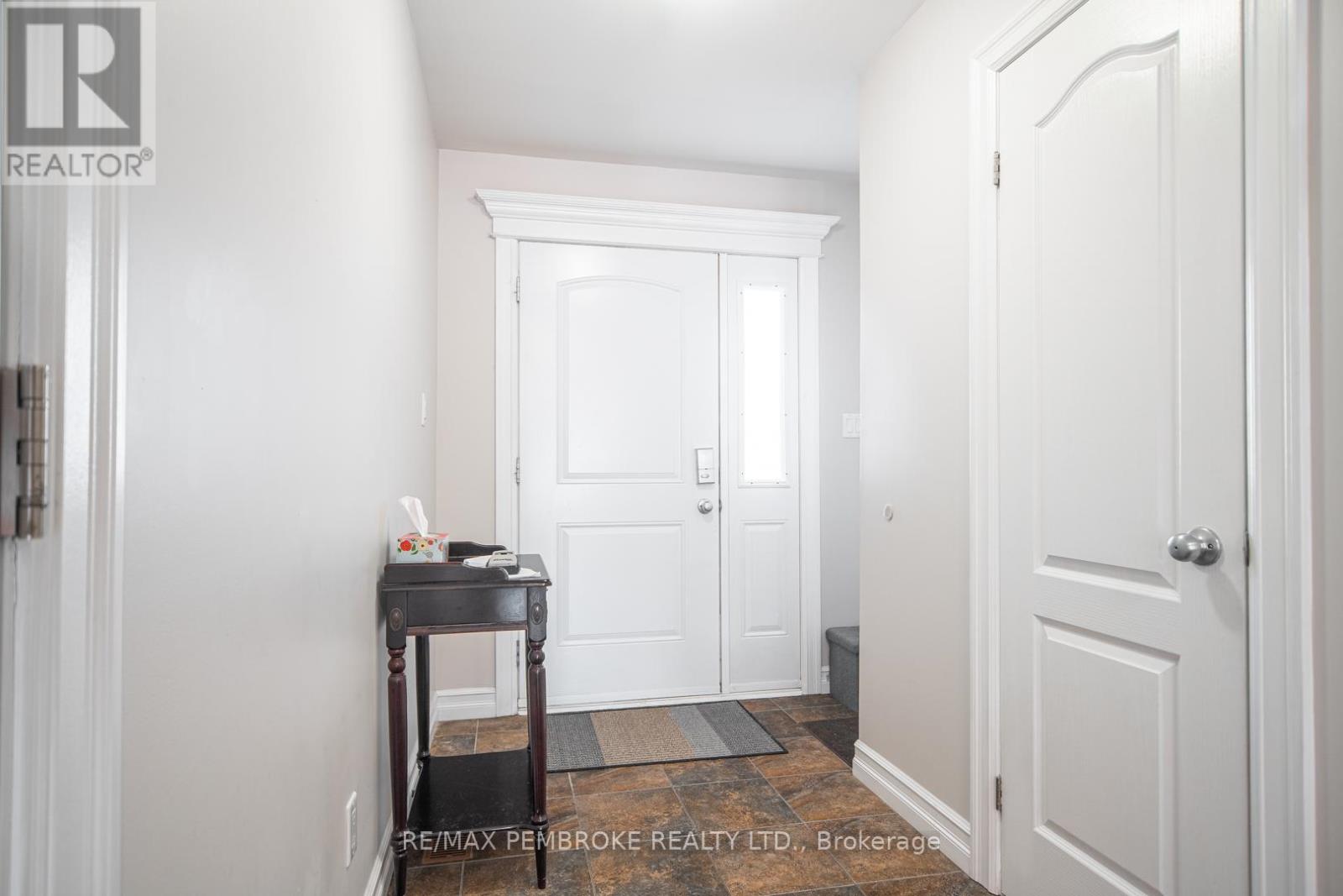 2073 Sandstone Crescent, Petawawa, Ontario  K8H 0B2 - Photo 5 - X13042728