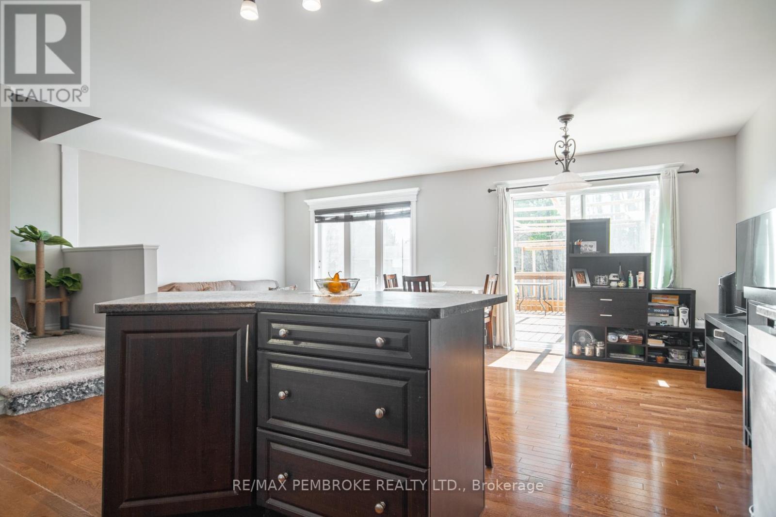 2073 Sandstone Crescent, Petawawa, Ontario  K8H 0B2 - Photo 6 - X13042728