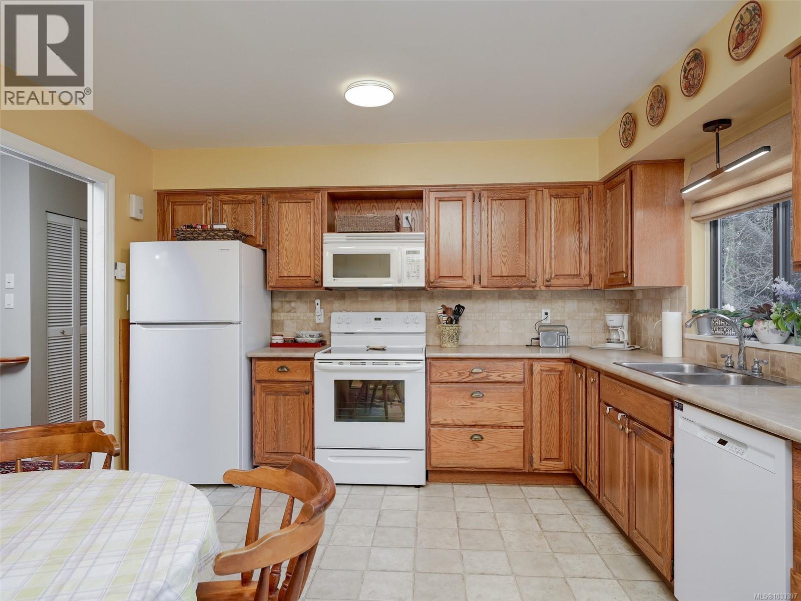 3904 Lexington Ave, Saanich, British Columbia  V8N 5K7 - Photo 7 - 1033397