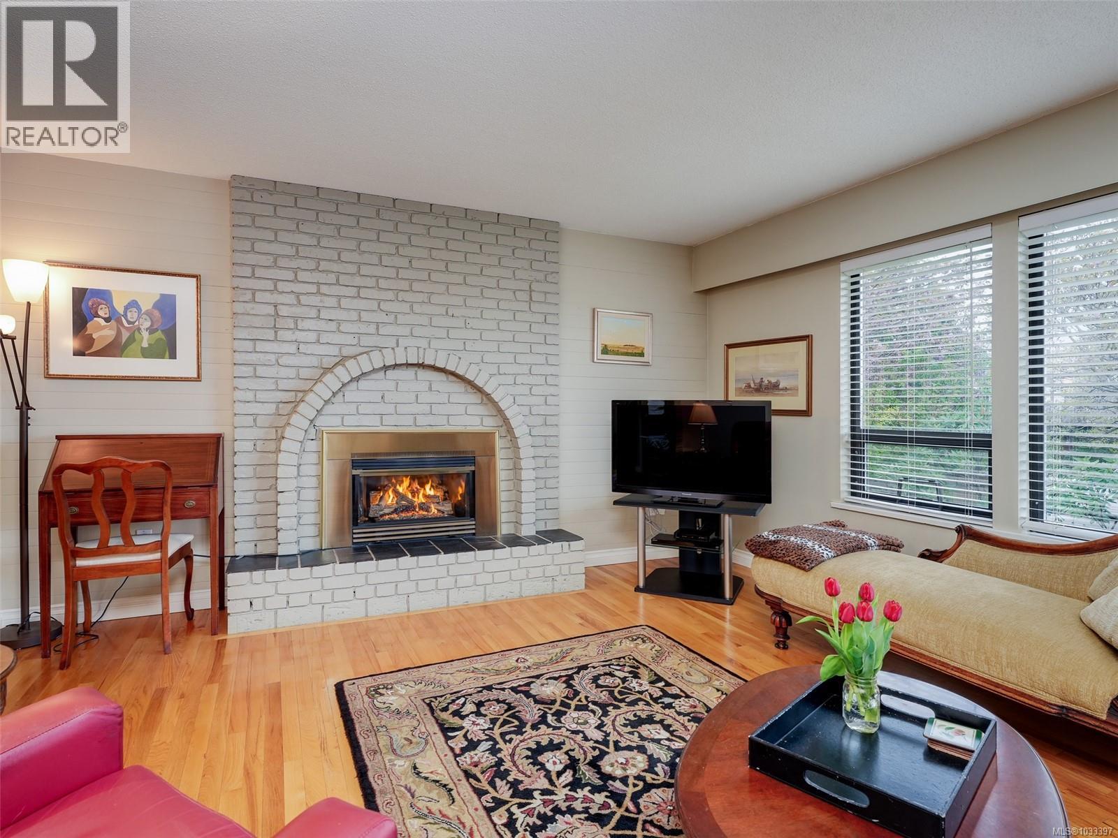 3904 Lexington Ave, Saanich, British Columbia  V8N 5K7 - Photo 2 - 1033397