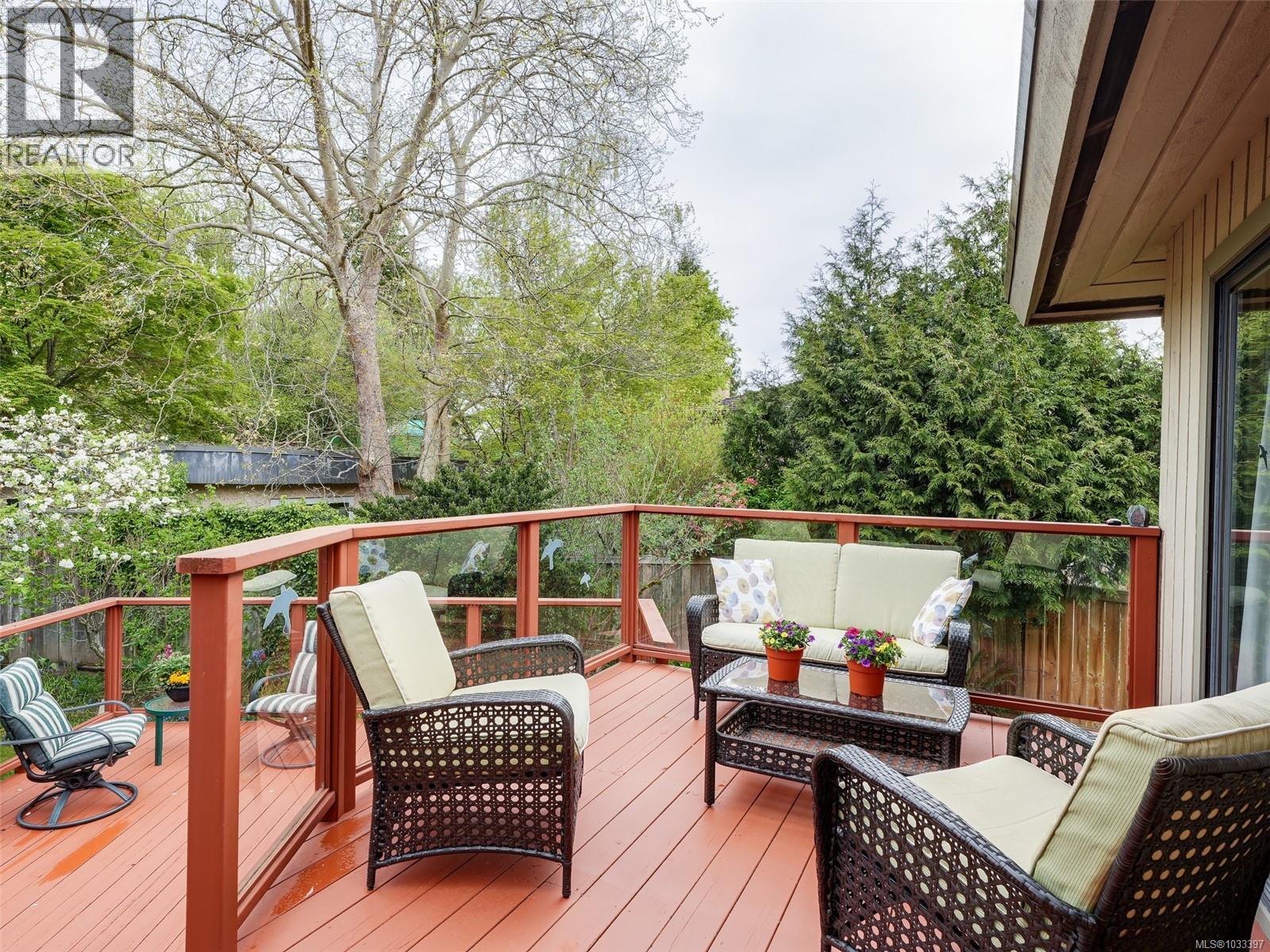 3904 Lexington Ave, Saanich, British Columbia  V8N 5K7 - Photo 25 - 1033397