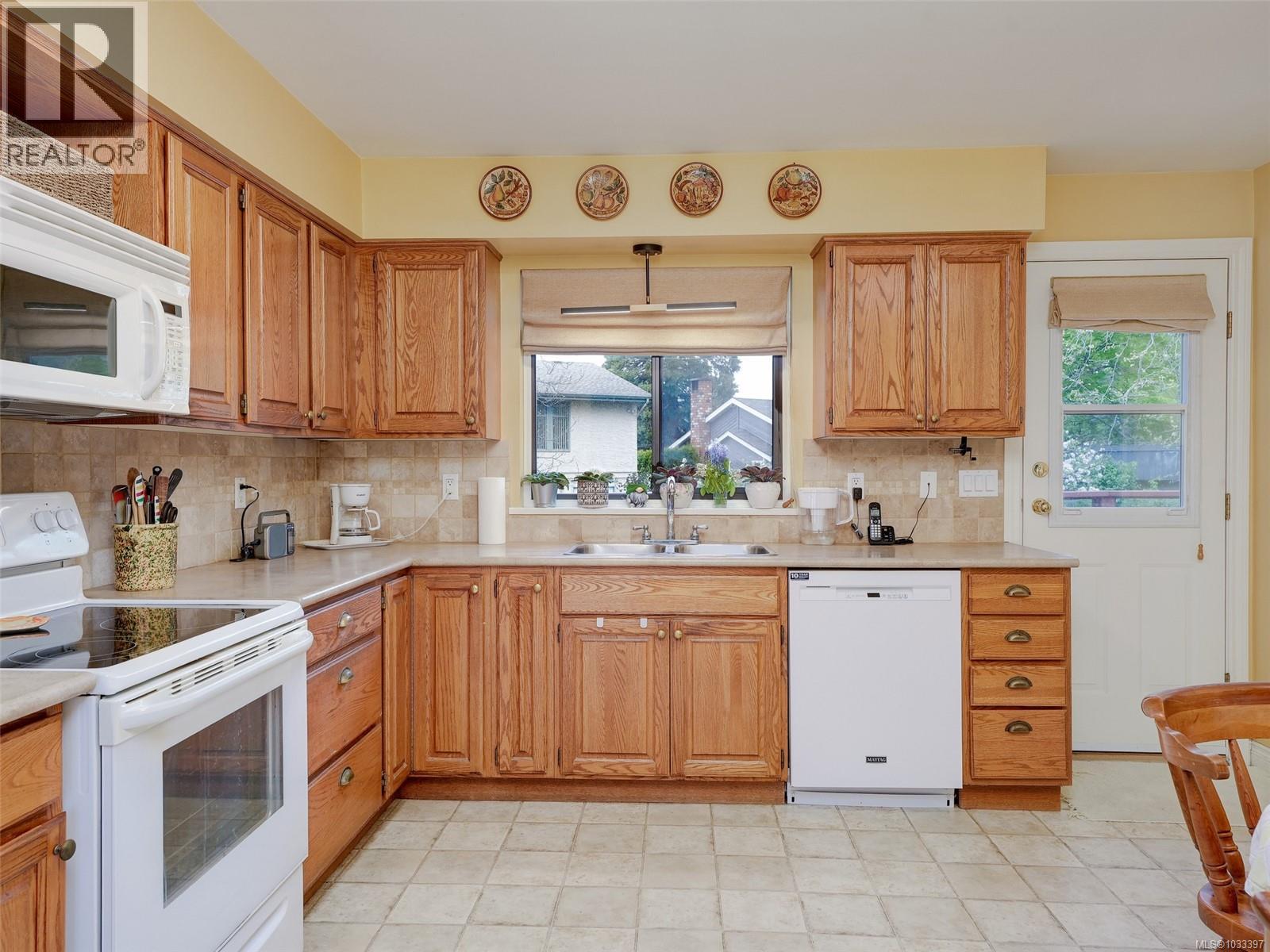 3904 Lexington Ave, Saanich, British Columbia  V8N 5K7 - Photo 9 - 1033397