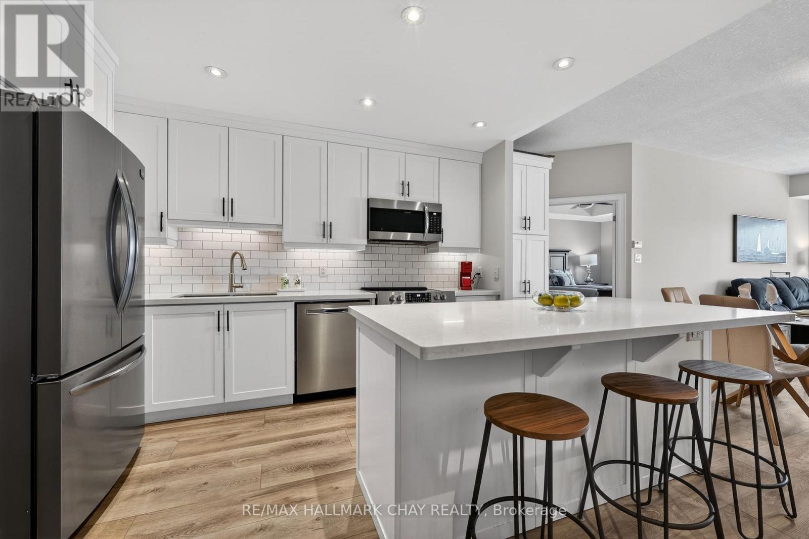 805 - 37 Ellen Street, Barrie (City Centre), Ontario  L4N 6G2 - Photo 4 - S13042744