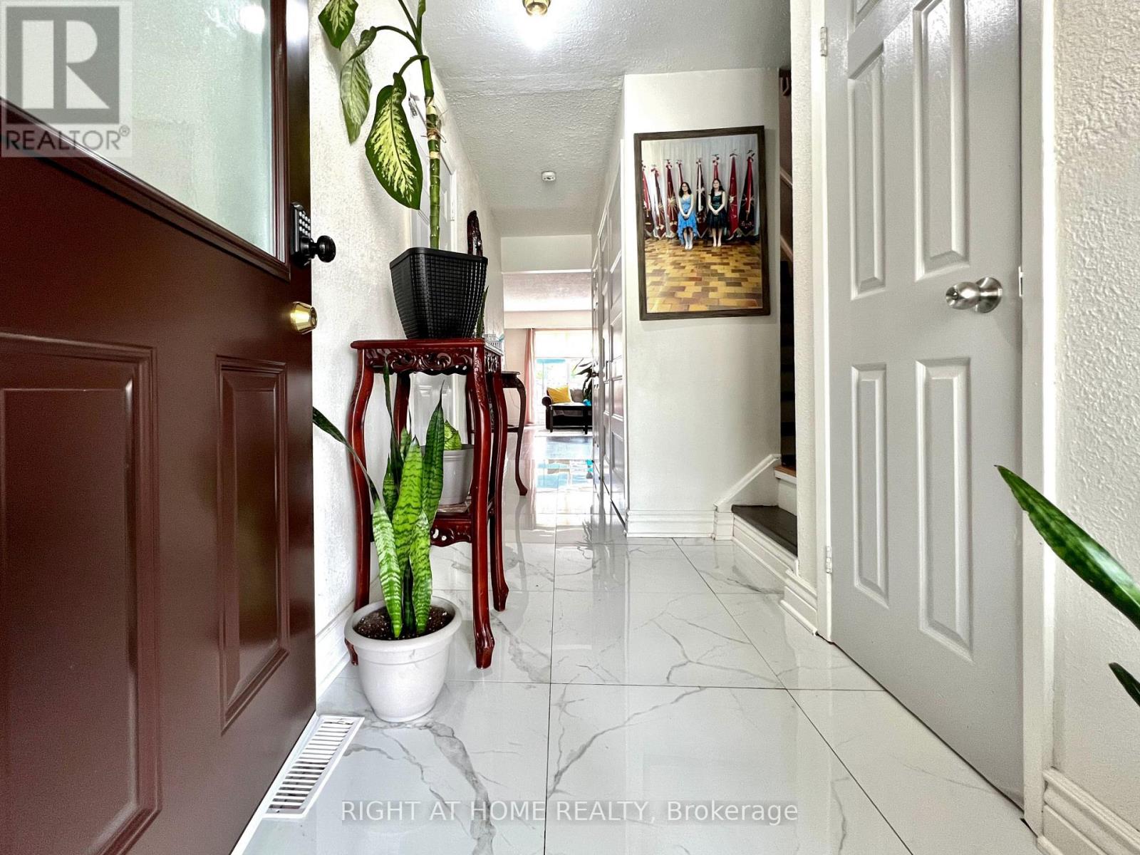 25 Baronwood Court, Brampton, Ontario  L6V 3H6 - Photo 2 - W13042624