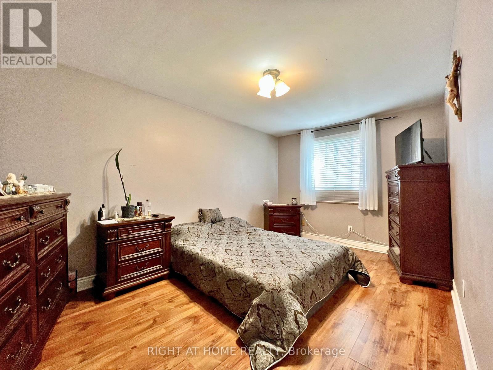 25 Baronwood Court, Brampton, Ontario  L6V 3H6 - Photo 8 - W13042624