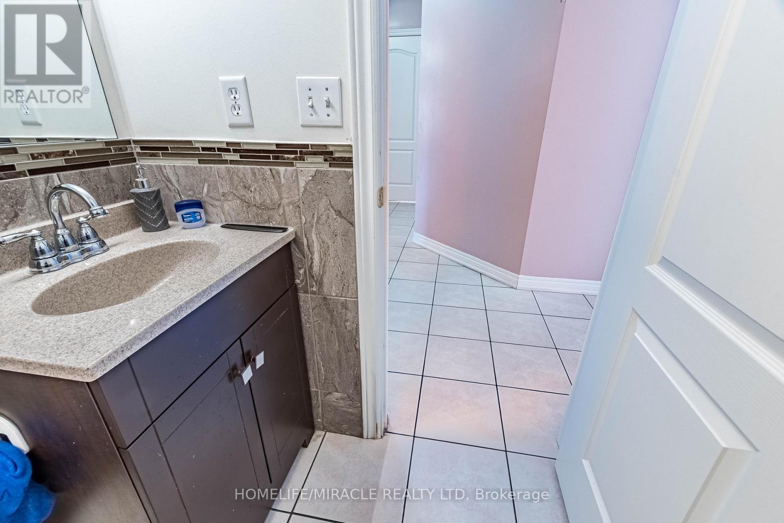 Upper Portion - 62 Long Meadow Road, Brampton, Ontario  L6P 1Z9 - Photo 21 - W13042772