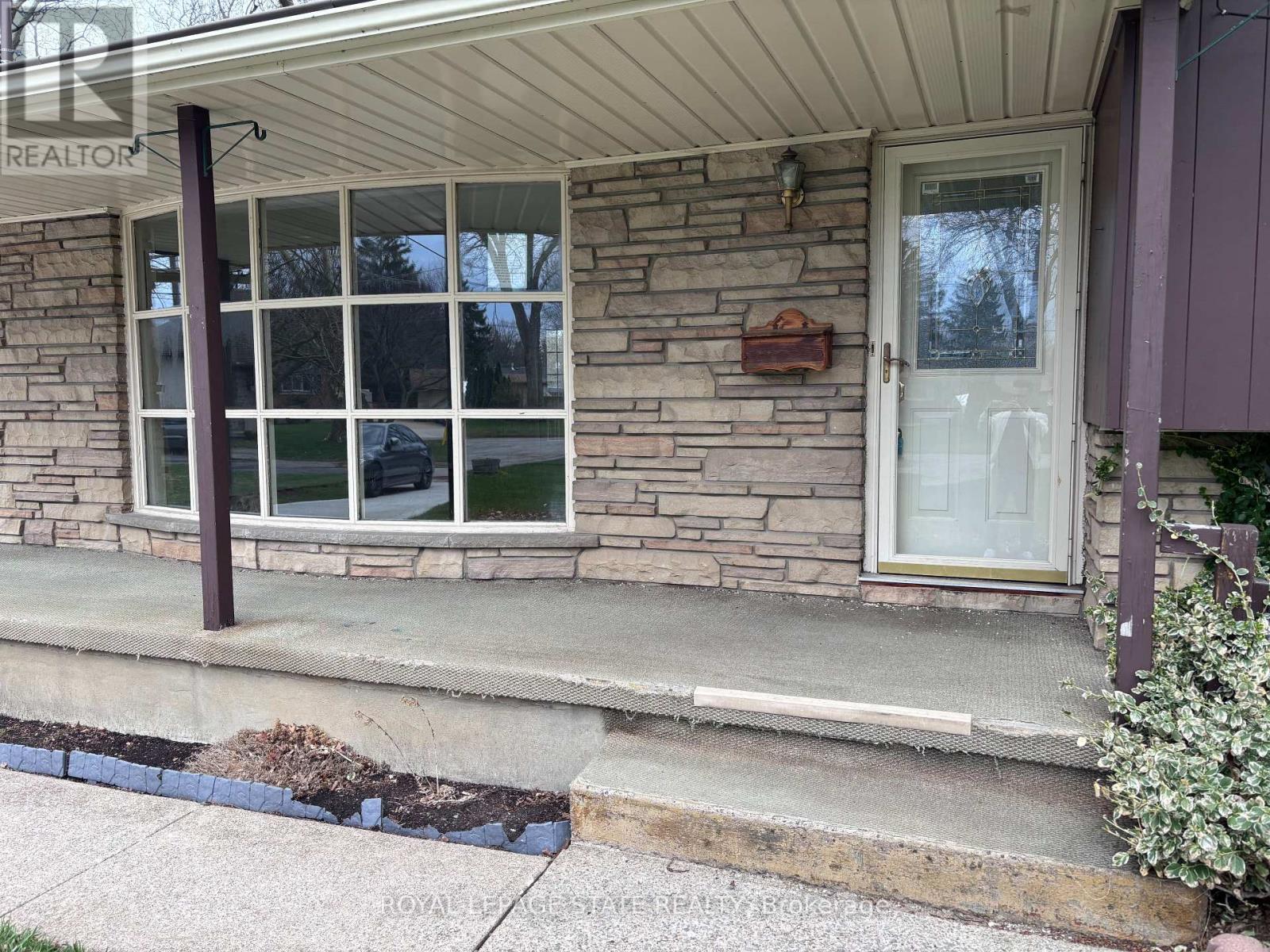 4 Beechwood Court, St. Catharines, Ontario  L2N 3H7 - Photo 5 - X13042694