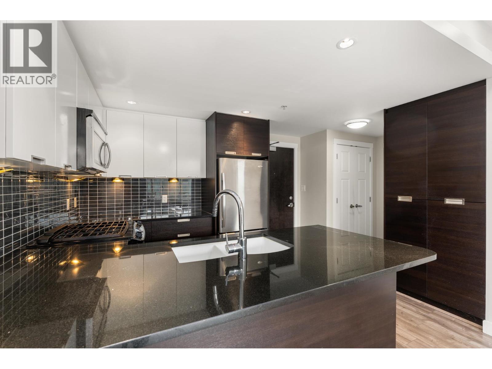 802 2968 Glen Drive, Coquitlam, British Columbia  V3B 0C4 - Photo 10 - R3115620