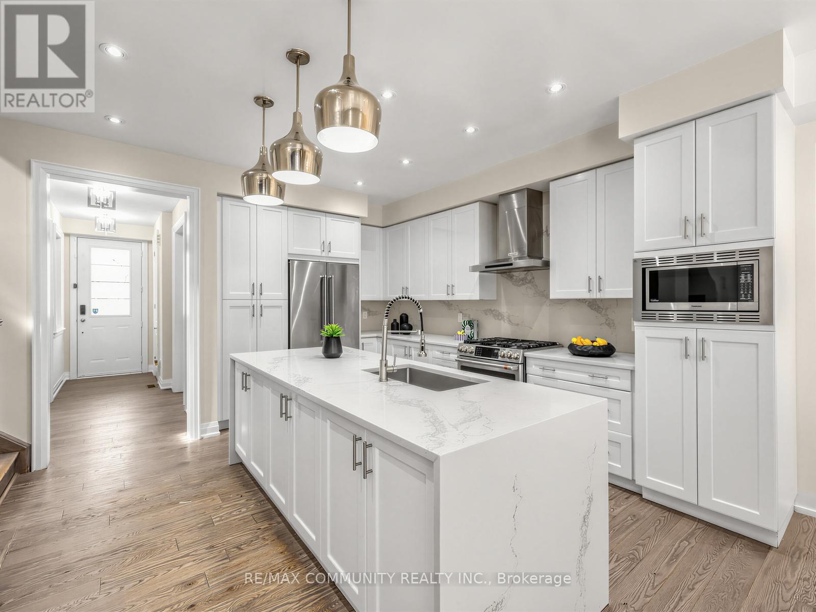 9 Clutterbuck Lane, Ajax, Ontario  L1T 0N6 - Photo 10 - E13042874