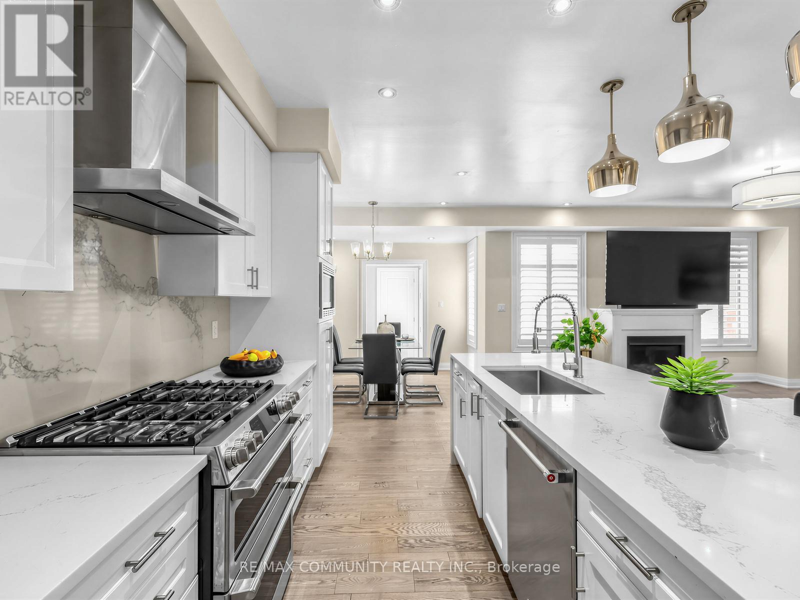 9 Clutterbuck Lane, Ajax, Ontario  L1T 0N6 - Photo 12 - E13042874