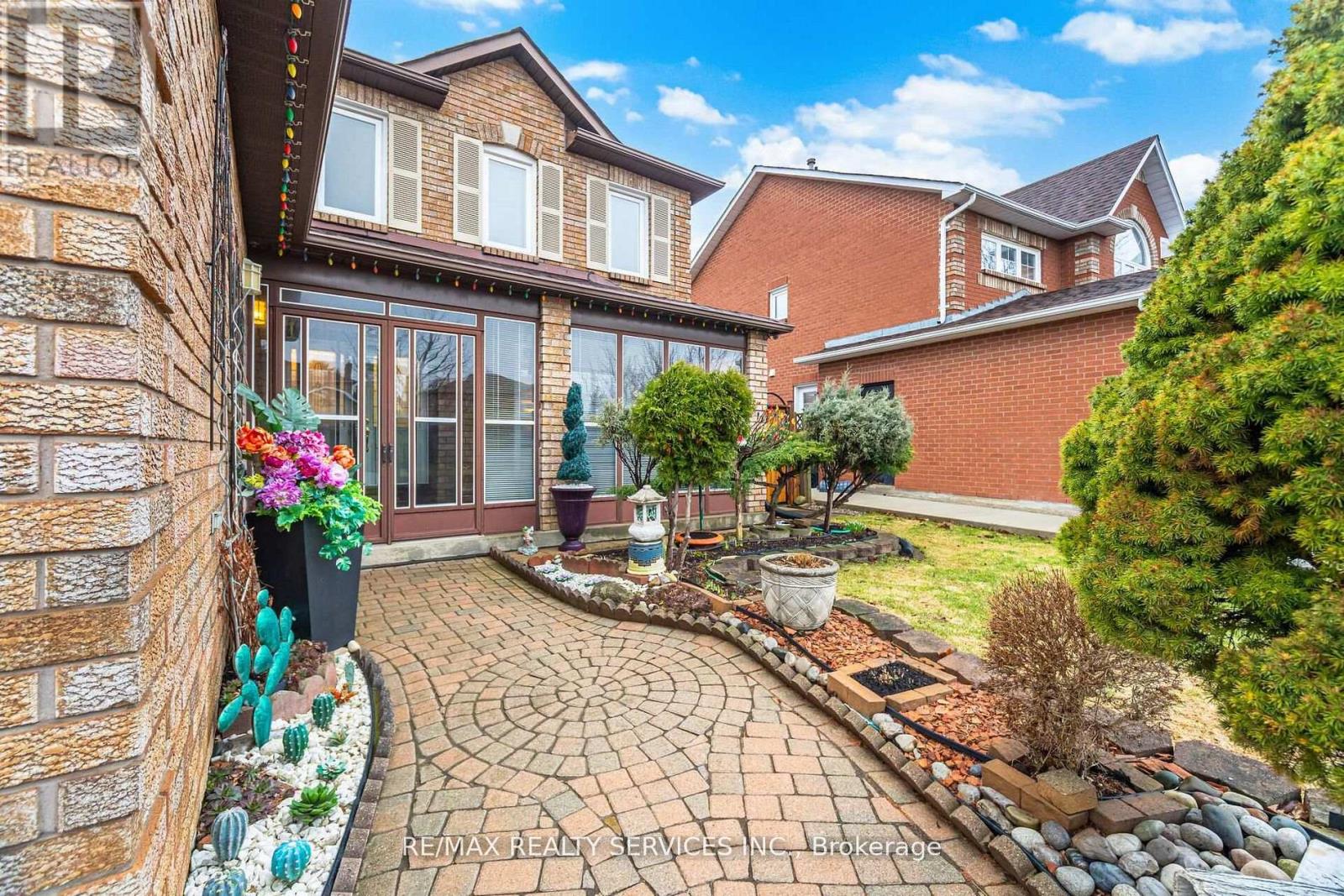 62 Fernbrook Crescent, Brampton, Ontario  L6Z 3N7 - Photo 2 - W13042840