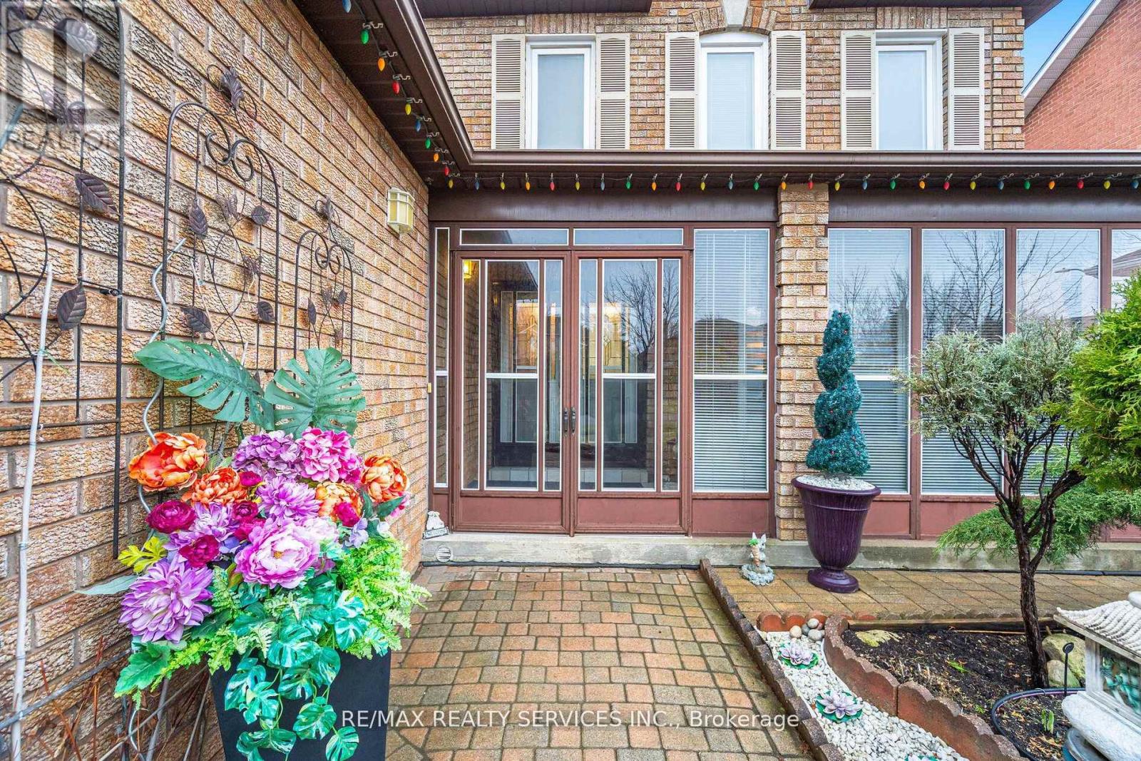 62 Fernbrook Crescent, Brampton, Ontario  L6Z 3N7 - Photo 3 - W13042840