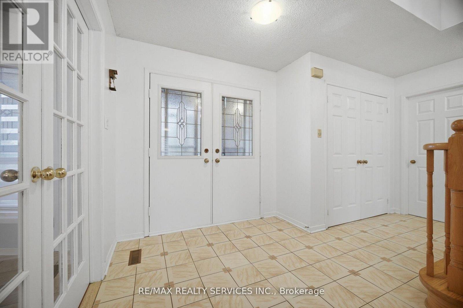 62 Fernbrook Crescent, Brampton, Ontario  L6Z 3N7 - Photo 5 - W13042840