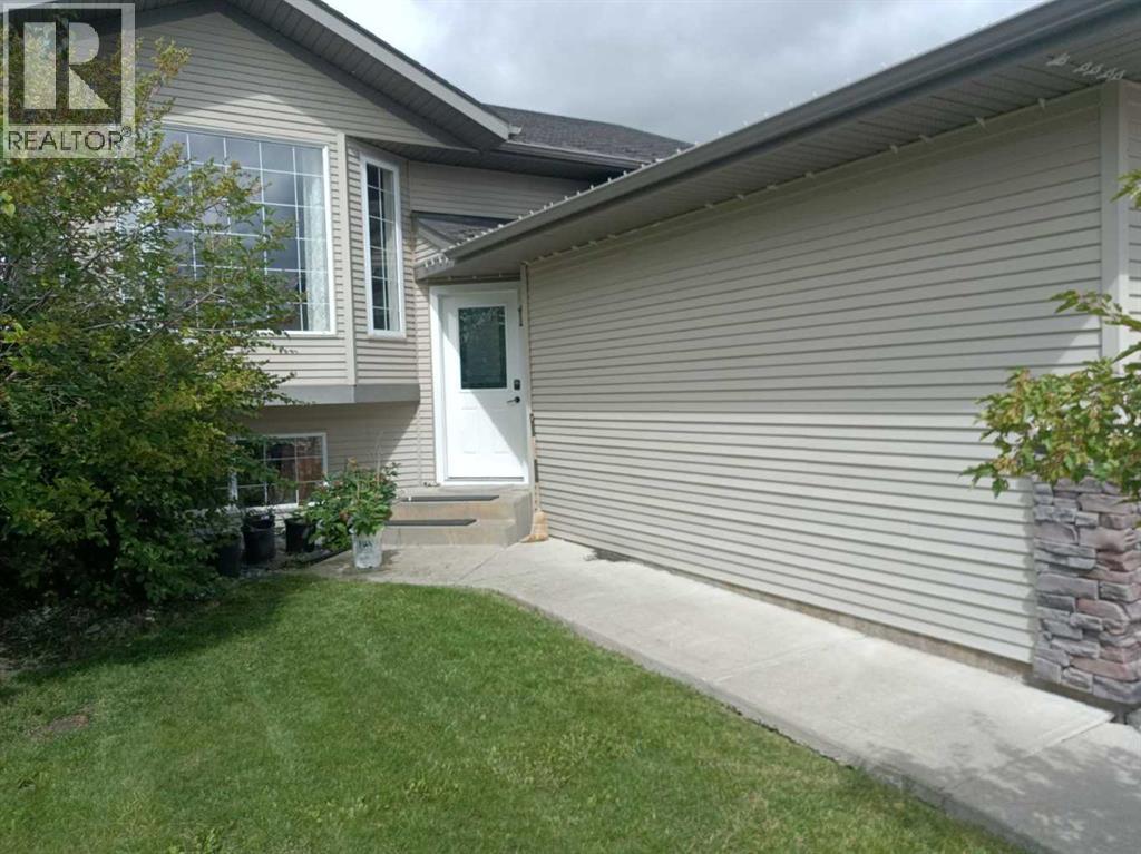 2 Holsworth Place, Sylvan Lake, Alberta  T4S 0C5 - Photo 3 - A2250258