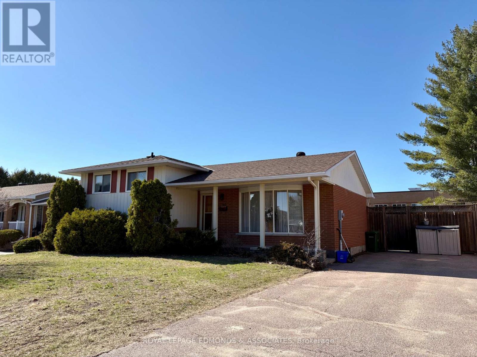 20 Maple Avenue, Petawawa, Ontario  K8H 2Y5 - Photo 2 - X12767768