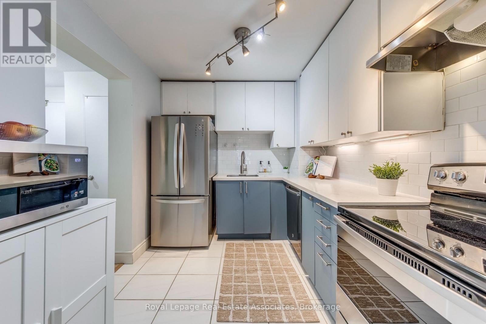 901 - 155 Hillcrest Avenue, Mississauga, Ontario  L5B 3Z2 - Photo 10 - W12807176