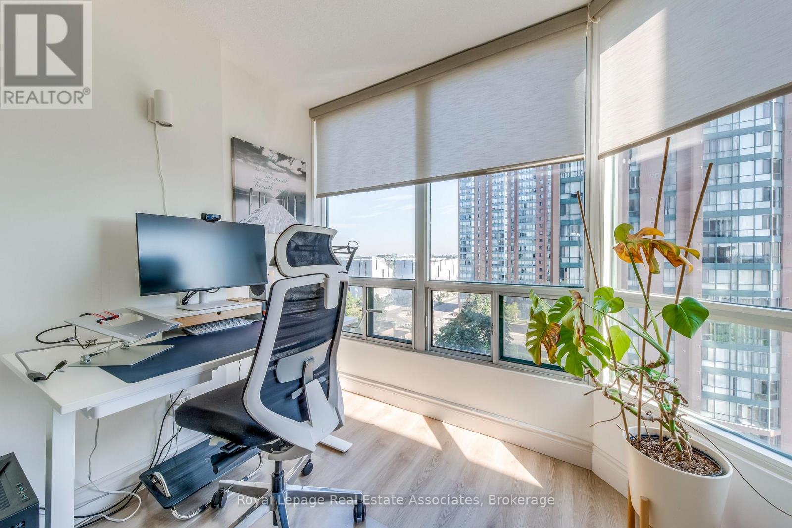 901 - 155 Hillcrest Avenue, Mississauga, Ontario  L5B 3Z2 - Photo 13 - W12807176