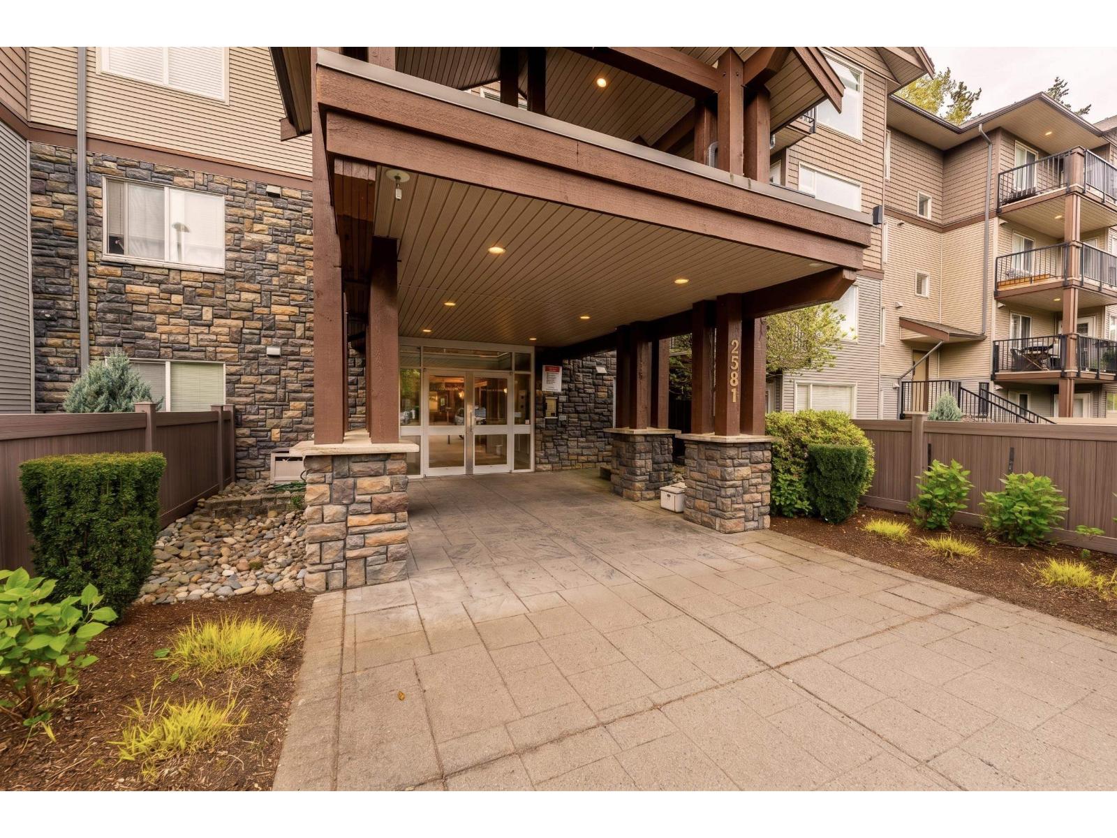 308 2581 Langdon Street, Abbotsford, British Columbia  V2T 7A3 - Photo 2 - R3115550