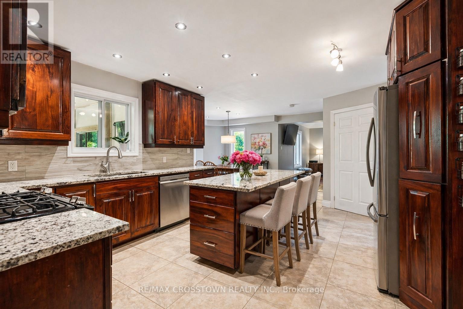 19 Gillespie Trail S, Essa, Ontario  L3W 0V1 - Photo 8 - N13038136