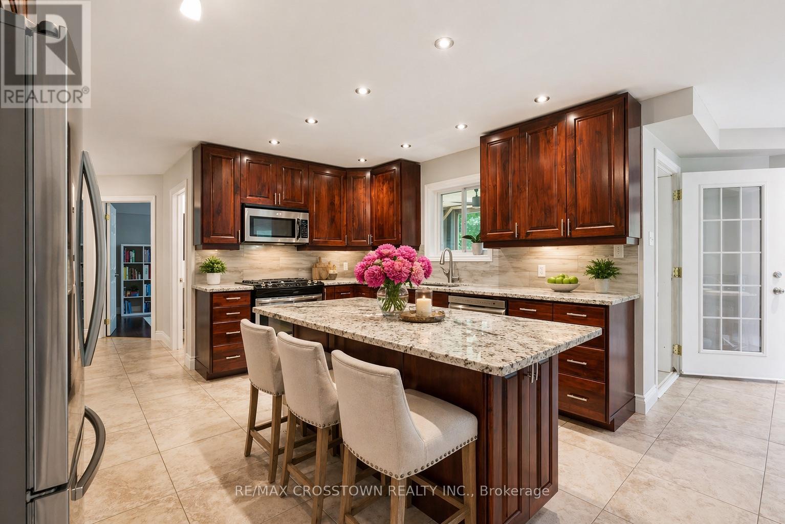 19 Gillespie Trail S, Essa, Ontario  L3W 0V1 - Photo 7 - N13038136