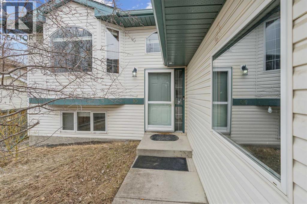 10 Bow Ridge Lane, Cochrane, Alberta  T4C 1T6 - Photo 4 - A2303344