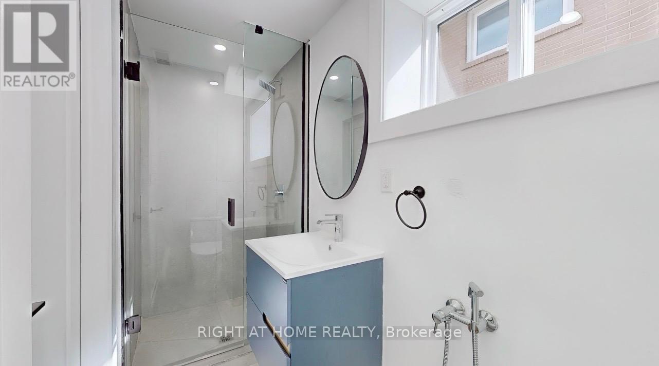 Basement/studio - 118 Clifton Avenue, Toronto, Ontario  M3H 4L3 - Photo 5 - C13043184