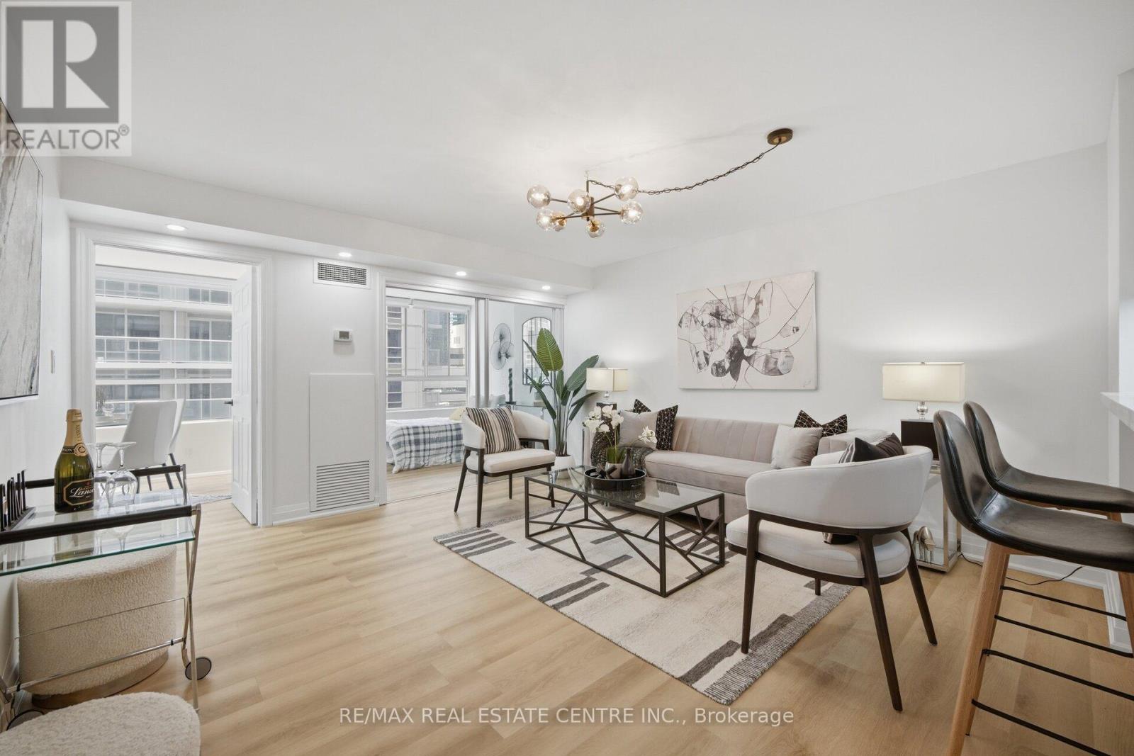 1009 - 717 BAY STREET, Toronto, Ontario