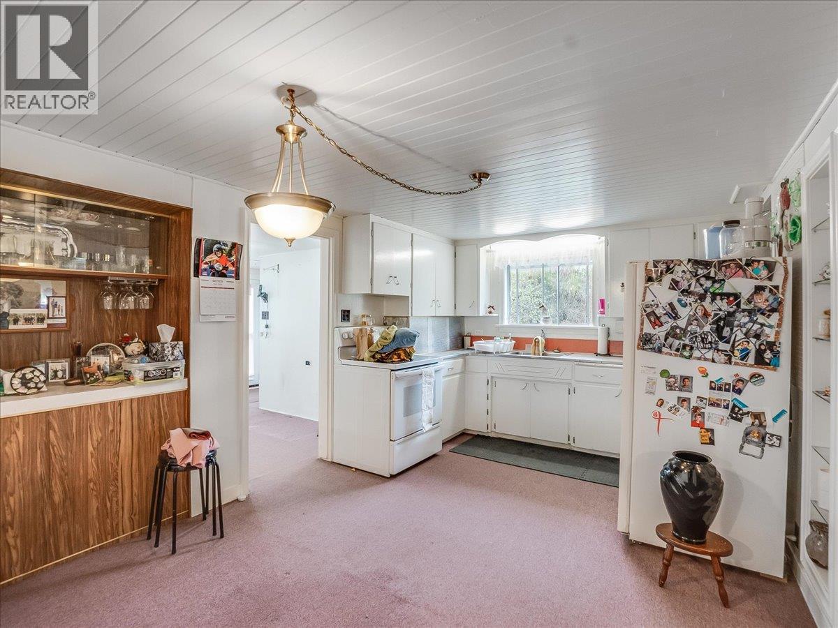 637 9th Avenue, Castlegar, British Columbia  V1N 1M5 - Photo 13 - 10384840